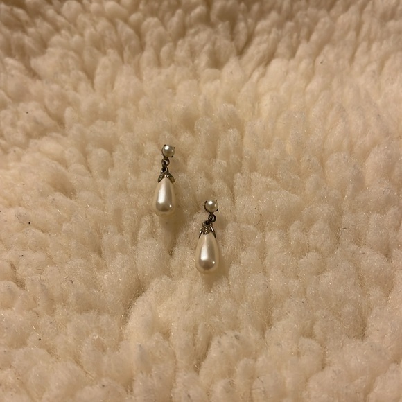 Cream and Gold Dangly Earrings - Picture 5 of 16